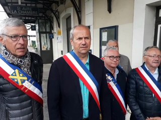 Maurienne : les élus en écharpe manifestent contre la fermeture annoncée de deux gares