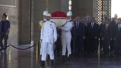 Bakan Bak Gençlerle Anıtkabir'i Ziyaret Etti