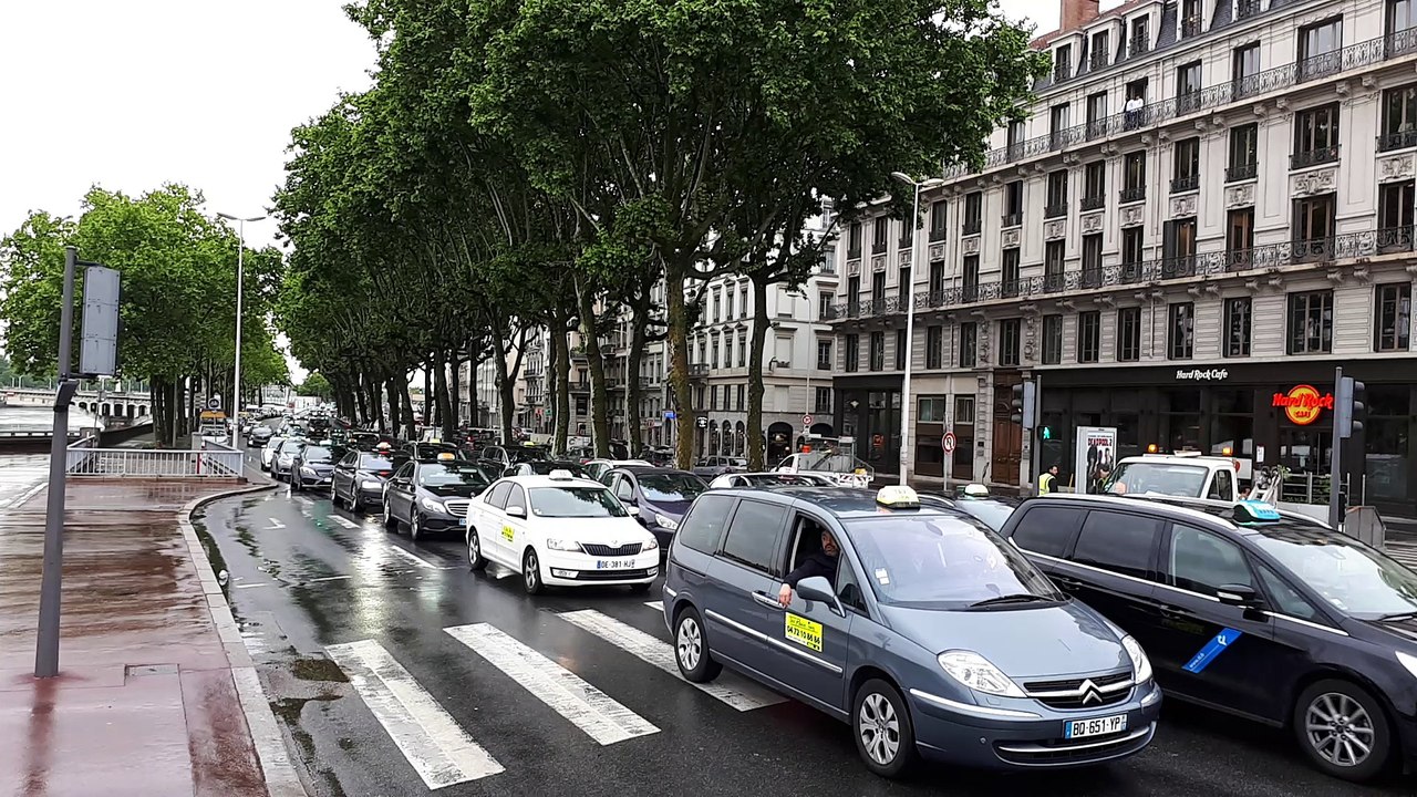 Lyon: la manifestation des taxis arrive en ville