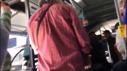 Metrobüste öpüşen gençleri hedef aldı, 'tecavüzden rahatsız olmazsınız' yanıtı geldi