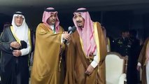 لن تصدق : الملك سلمان يفاجئ السعودية لحظة منعه إعلامي سعودي من إعطاء الميكروفون لـ محمد عبده !!!