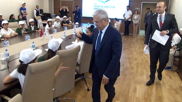Çevre ve Şehircilik Bakanlığı Müsteşarı Öztürk, “Sıfır Atık Projesi”nin startını öğrencilerle verdi