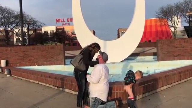 Petit pissou pendant une demande en mariage... La classe