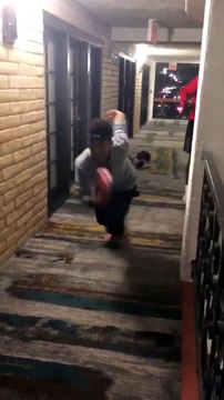 Ces étudiants improvisent une course de relais dans les couloirs de leur hôtel