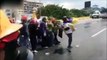 Ces manifestants au Venezuela vont goutter à la puissance du canon à eau de la police !