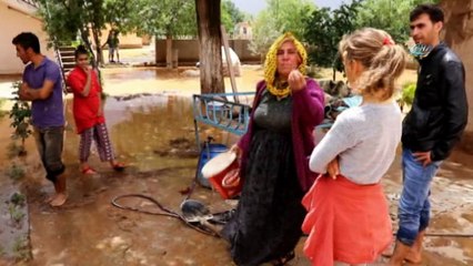 Kısmen çekilen sel sularının geride bıraktığı tahribat böyle görüntülendi