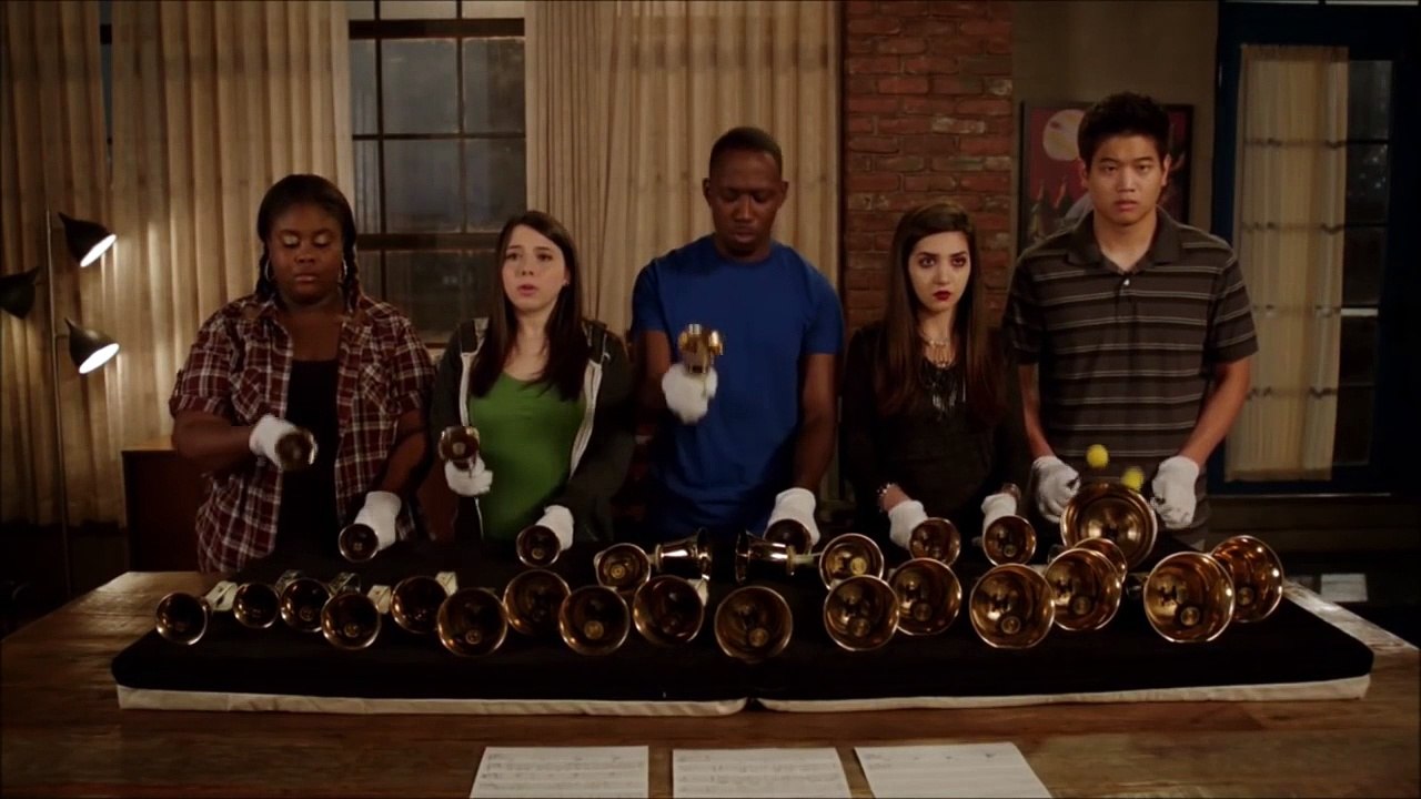 New Girl - Winston joue Eye of the tiger avec des cloches