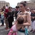 Attivista FEMEN allatta il bimbo in Vaticano, fermata dalla polizia