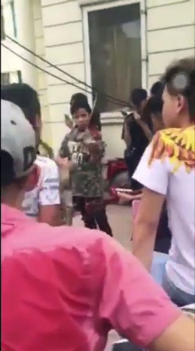 Chàng trai quỳ gối hàng giờ trước cổng trường Đại học để chờ bạn gái ra tỏ tình nhưng bất thành