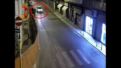 Bari: ladri d'auto beccati dalle telecamere, la Polizia interviene e li arresta