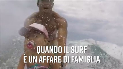 Piccola intrepida: a 2 anni sul surf, con papà