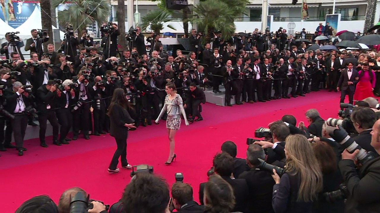 Cannes: Kristen Stewart pieds nus sur le tapis rouge