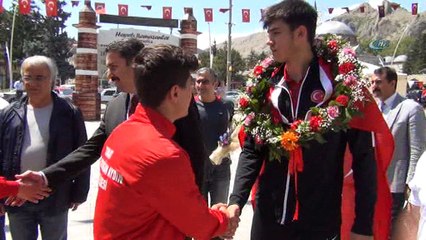 Dünya Şampiyonu Ateşli memleketinde coşkuyla karşılandı
