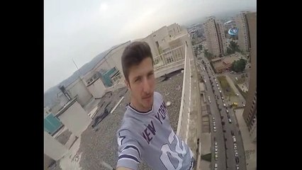Binaların tepesinde adeta ölüme meydan okudu