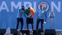Manchester City - L'hommage de Yaya Touré aux fans magnifiquement conclu par Benjamin Mendy
