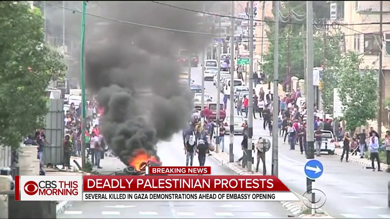 Israeli soldiers fire tear gas, rubber bullets at Palestinian protesters - YouTube