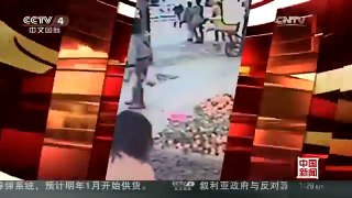 [中国新闻]广州：男子持斧砍人 父子挺身而出