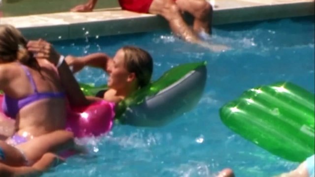 Ce couple pose avec des sextuplées uniques maintenant, regardez quand ils se réunissent 30 ans plus tard