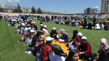 Bin 800 öğrenci stadyumda kurulan yer sofrasında yemek yiyerek, oku dedi