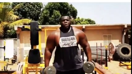 Iron Biby, l'un des hommes les plus forts de la planèteCrédit vidéo: BBCAfrica