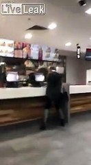 Australie : Une jeune femme bourrée détruit un KFC !