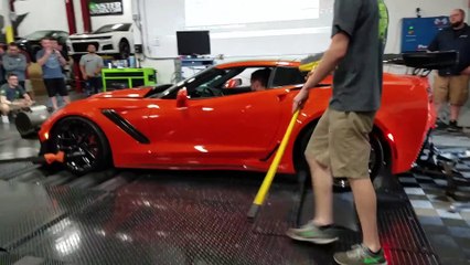 Un homme se casse le bras quand il nettoie le pneu d'une Corvette !