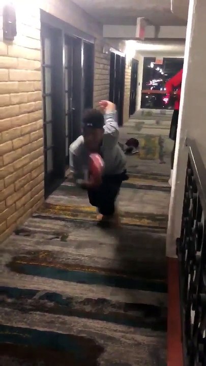 Une course de relais dans les couloirs d'un hôtel !