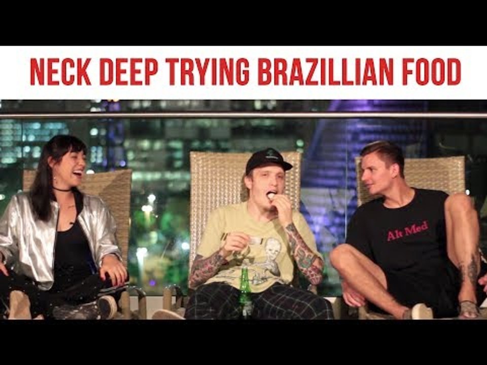 Neck Deep experimentando comidas brasileiras!