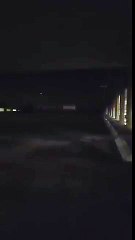 Skateboard dans le noir : cet inconscient manque de se prendre une voiture !