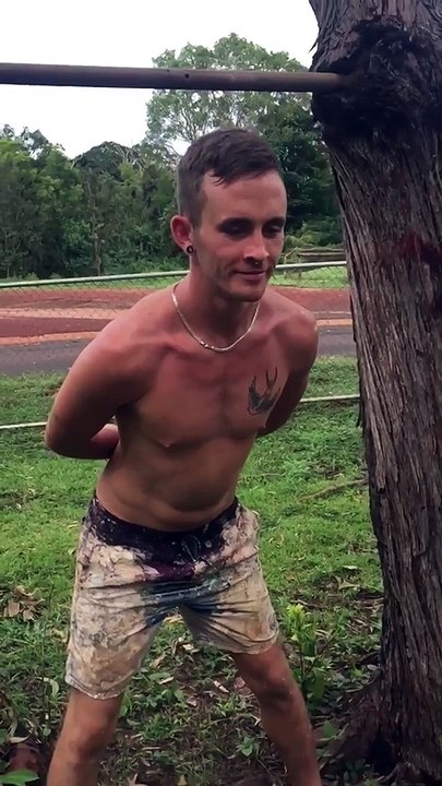 Super ralenti : giflé avec un pinceau rempli de peinture !