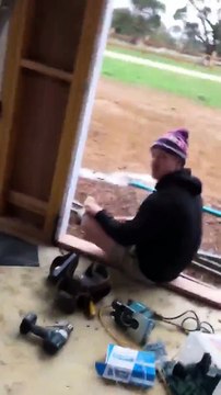 Ce menuisier est noyé sous 1 tonne de sciures de bois !