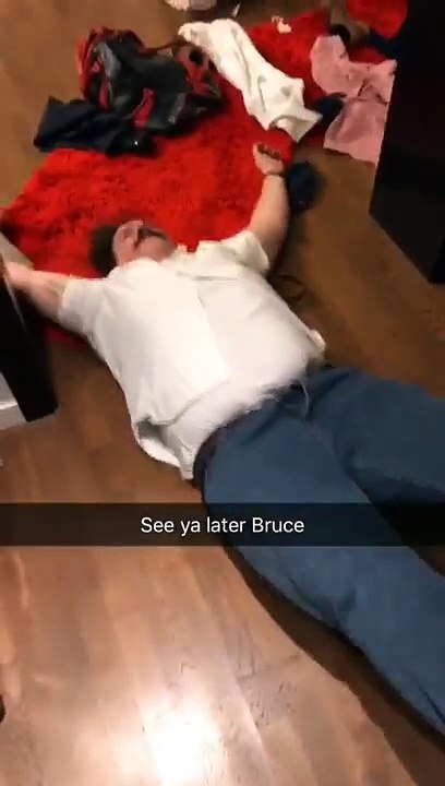 Endormi.. il est tiré hors de la chambre d'hotel par ses potes !