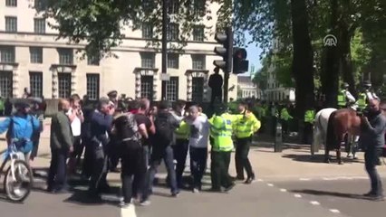 PKK Yandaşları Londra'da "Tamam" Pankartı Açtı