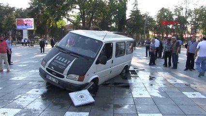 Tokat Meydana Giren Minibüs Kuru Havuza Düştü