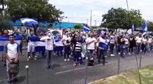 Así cantaron el Himno Nacional de Nicaragua estudiantes de la ULAM frente a las instalaciones de LA PRENSA, durante su marcha hacia la Upoli en solidaridad con