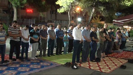 İzmir'de ilk teravih namazı