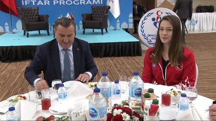 Bakan Osman Aşkın Bak: “İsrail zulmüne sessiz kalamayız”