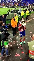 Juanfran canta con los aficionados 'Quién manda en la capital'