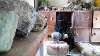 Dans le Yémen en guerre, Safaa fait briller les pierres