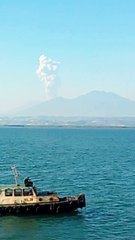 Gunung merapi meletus terlihat dari tepi lautan jawa tengah