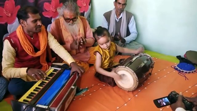 इस बच्चे का टैलेंट जरूर देखे छोटे में ही इतना जबरदस्त बजाता है