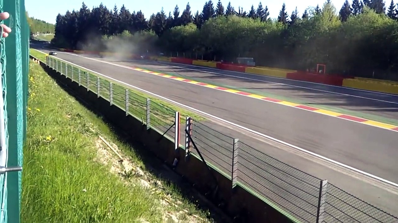 Une monoplace fait un salto à 300 km/h.