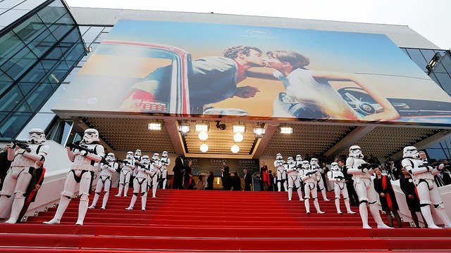 Cannes: Stormtrooper bewachen Roten Teppich