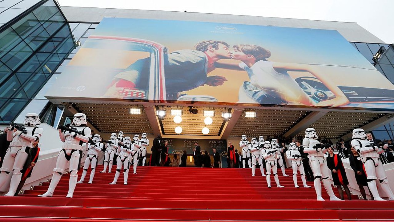 Cannes: Stormtrooper bewachen Roten Teppich