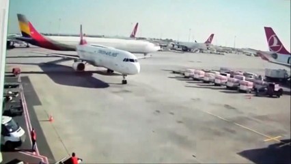 Un avion percute un autre avion stationné à l'aéroport d'Istanbul.