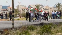 - İsrail Askeri Filistin Bayrağı Taşıyan Göstericiyi Ve Ona Yardıma Koşan Sağlıkçıyı Vurdu