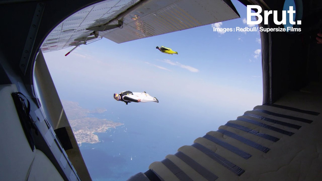 Ils racontent comment ils sont rentrés dans un avion en plein vol en wingsuit