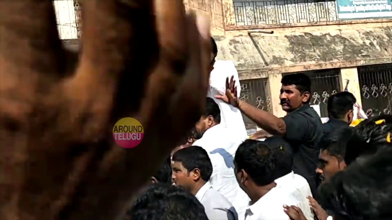 కారు ఎక్కి పవన్ ని లాగేసిన అభిమాని...Pawan Kalyan Road Show In Chittoor..Pawan Fans..Janasena Party