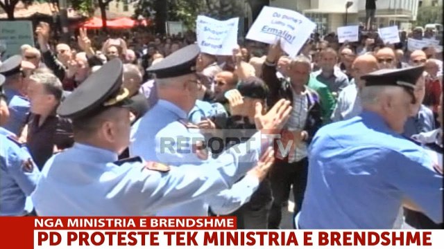 Report TV - Nis tubimi para ministrisë Brendshme/ Protestuesit: “Rama ik, Xhafaj ik!”