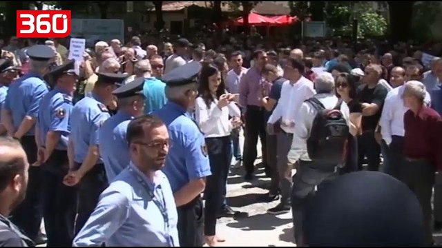 Nis me tension protesta e PD para Ministrisë së Brendshme, pëplasen me policinë (360video)